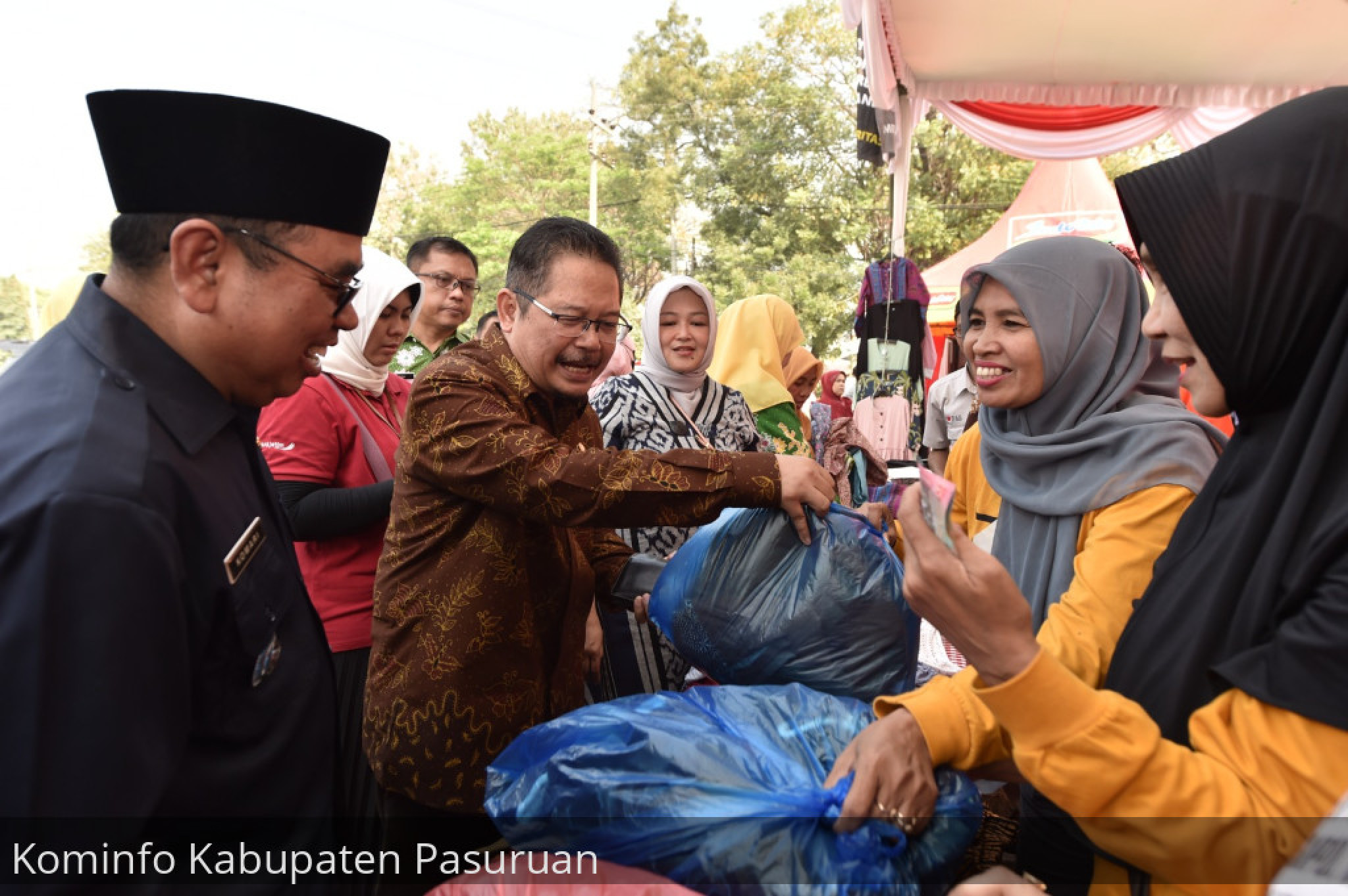 Pj Bupati Andriyanto Buka Pasar Murah di Lapangan Desa Randupitu